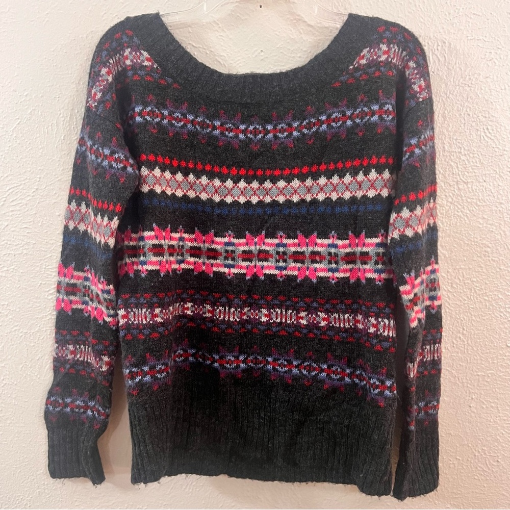 American Eagle gray pink striped crew pullover